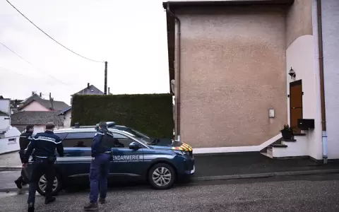 Gendarmes se re�nen frente a la casa donde fueron hallados los cuerpos de dos beb�s en un congelador en Ailleviller-et-Lyaumont, este de Francia.