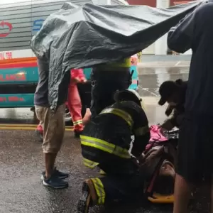 Joven resulta con lesiones graves tras ser arrollada bajo intensa lluvia en Villa Elisa