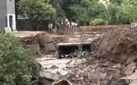 Ni�o fue arrastrado por el raudal.