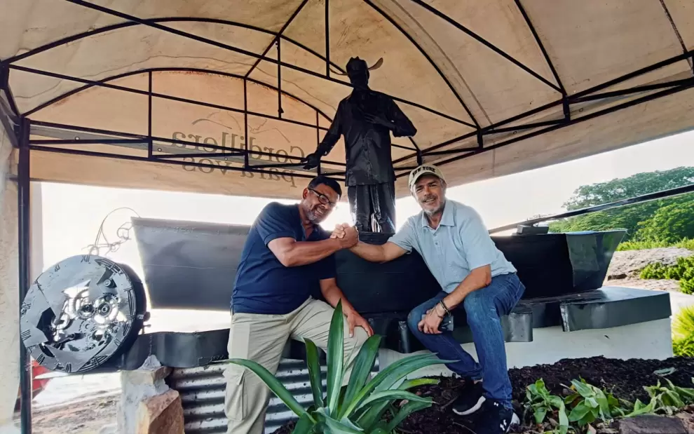 Hugo Escobar y Jos� Quevedo jutno a la obra. (Foto:Desir�e Esquivel Almada)