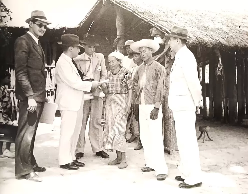 Como presidente del Departamento de Tierras y Colonizaci�n, Pastore entrega a una familia campesina el t�tulo de su propiedad.
