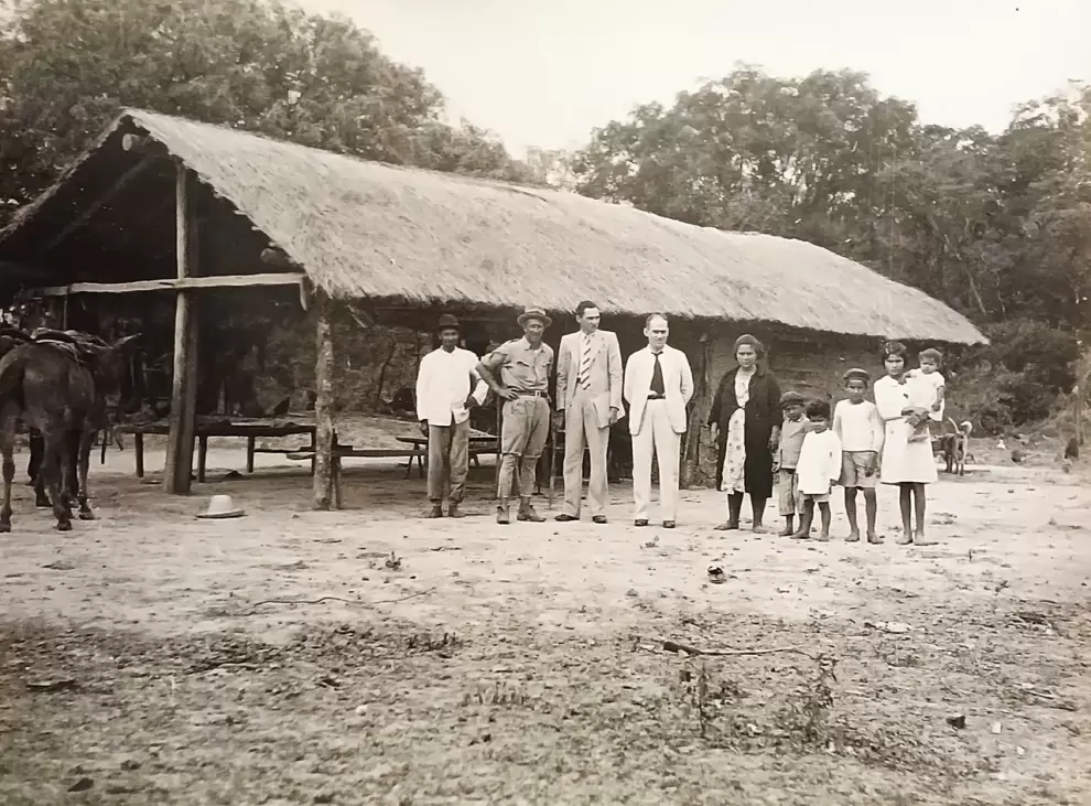 Carlos A. Pastore (en el centro), con una familia campesina y funcionarios, cuando estaba al frente del Departamento de Tierras y Colonizaci�n