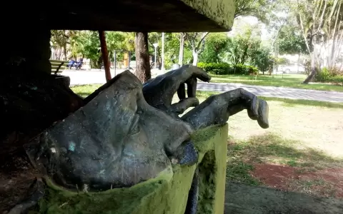 Monumento realizado por Carlos Colombino.
