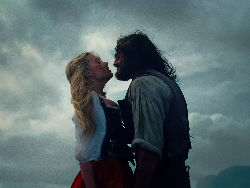Margot Robbie y Jacob Elordi en "Cumbres borrascosas".