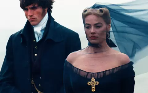 Margot Robbie y Jacob Elordi en "Cumbres borrascosas".