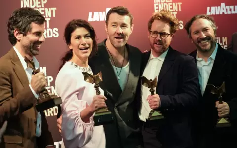 Clint Bentley, Joel Edgerton, Marissa McMahon y Teddy Schwarzman, y Adolpho Veloso posan en la sala de prensa con el premio a la Mejor Pel�cula.