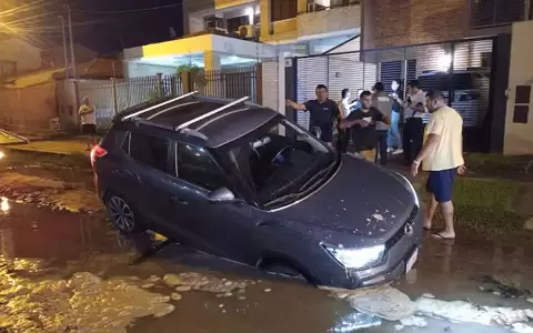 Cr�ter oculto bajo el agua en una calle del barrio Herrera de Asunci�n.