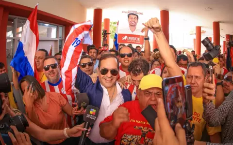 Arnaldo Samaniego cuando inscribi� su precandidatura en la ANR.