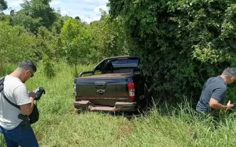 Hallan abandonada en Itap�a la camioneta del ex director de la Dinac F�lix Kanazawa