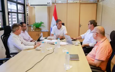 Representantes de la firma con el viceministro Riquelme.