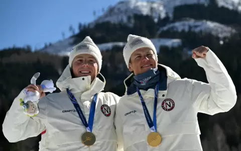 Johannes Klaebo (derecha) y Einar Hedegart (izquierda), atletas de la delegaci�n noruega en Mil�n-Cortina.