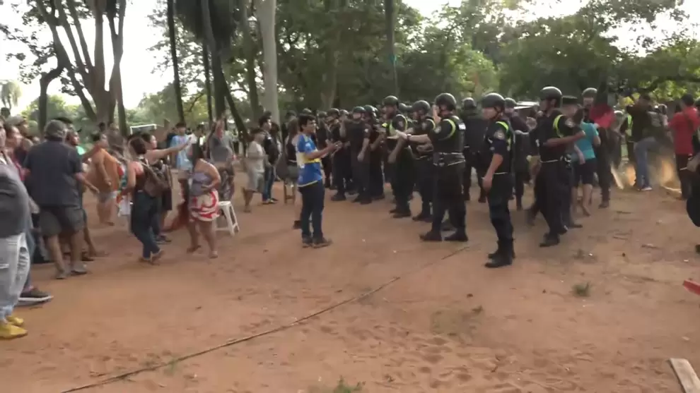 Disturbio durante desalojo en el asentamiento Primero de Marzo de Ypan�. Foto: Captura de pantalla.