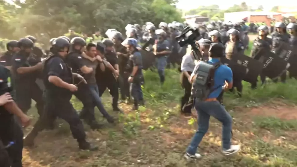 Disturbio durante desalojo en el asentamiento Primero de Marzo de Ypan�. Foto: Captura de pantalla.