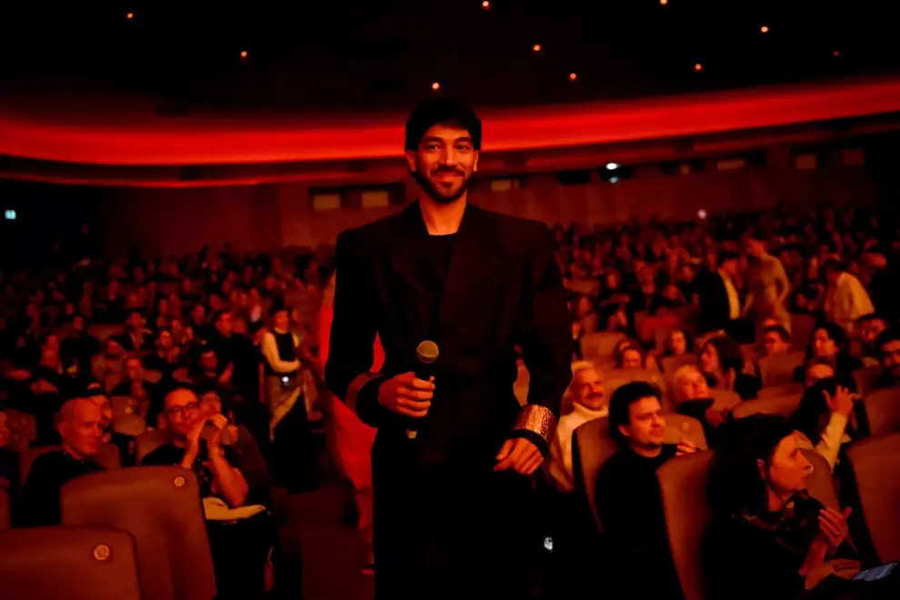 Diro Romero, protagonista de "Narciso", camino al escenario del Zoo Palast durante la presentación de la película en la sección Panorama de la Berlina