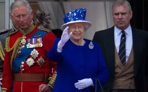 El rey Carlos III junto a su madre la exreina Isabel II y su hermano el exprincipe Andr�s.