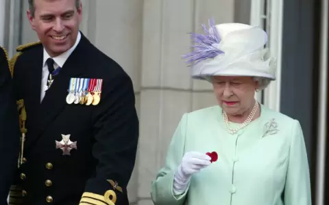 El exprincipe Andr�s junto a su madre la exreina Isabel II.