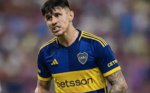 Adam Bareiro con una camiseta de Boca Juniors.