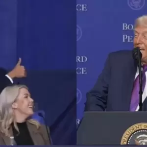 Video: Trump hace sonrojar a Santiago Pe�a con bromas sobre su juventud y aspecto f�sico
