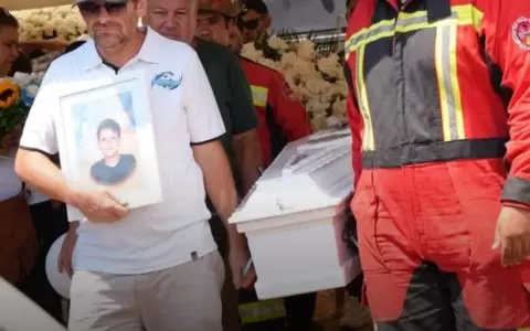 Multitudinaria despedida a Tob�as: dolor y clamor de justicia tras la tragedia del raudal