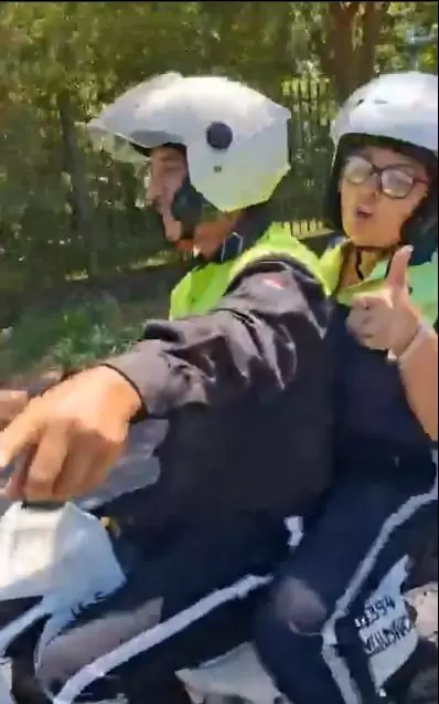 Agentes de la PMT que pidieron dinero para una salida "irregular" al ciudadano. Foto: Captura de pantalla.