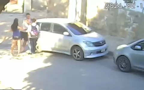 Momento en que el hombre golpea al menor estando junto a su hija.