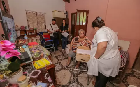 Voto en casa del TSJE.