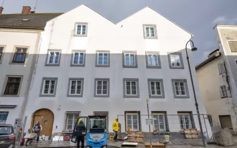 Los trabajadores est�n terminando las obras en la casa natal del ex dictador alem�n Adolf Hitler, convertida en estaci�n de polic�a.