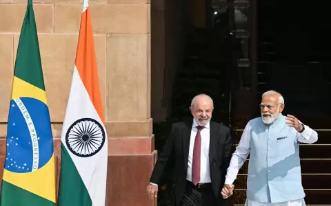 El primer ministro de la India, Narendra Modi (derecha), toma de la mano del presidente de Brasil, Luiz In�cio Lula da Silva, en Nueva Delhi.