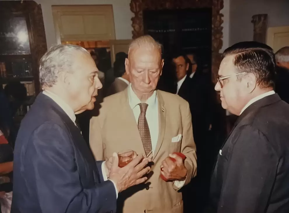 Rafael Eladio Vel�zquez (derecha) conversando con Manuel Pe�a Villamil y Amadeo B�ez Allende. Cortes�a Academia Paraguaya de la Historia