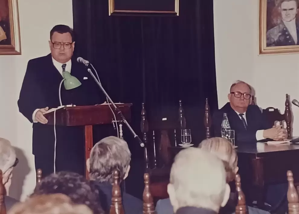Conferencia de Rafael Eladio Vel�zquez sobre los Cabildos en el Paraguay, 1987. Cortes�a Academia Paraguaya de la Historia