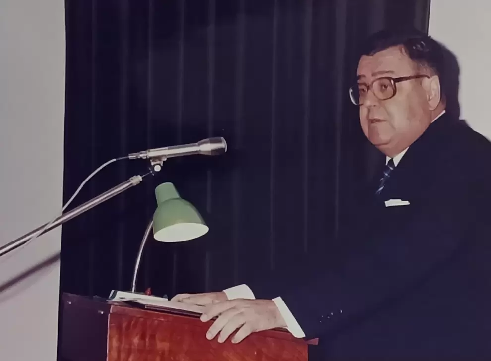 Rafael Eladio Vel�zquez dictando una conferencia en la Academia Paraguaya de la Historia. Cortes�a Academia Paraguaya de la Historia