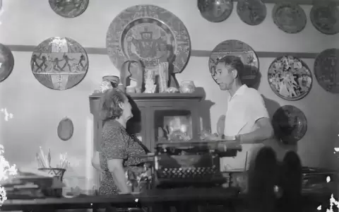 Josefina Pl� y Jos� Laterza Parodi en casa de Josefina, ca.1960. Copia positiva en blanco y negro.