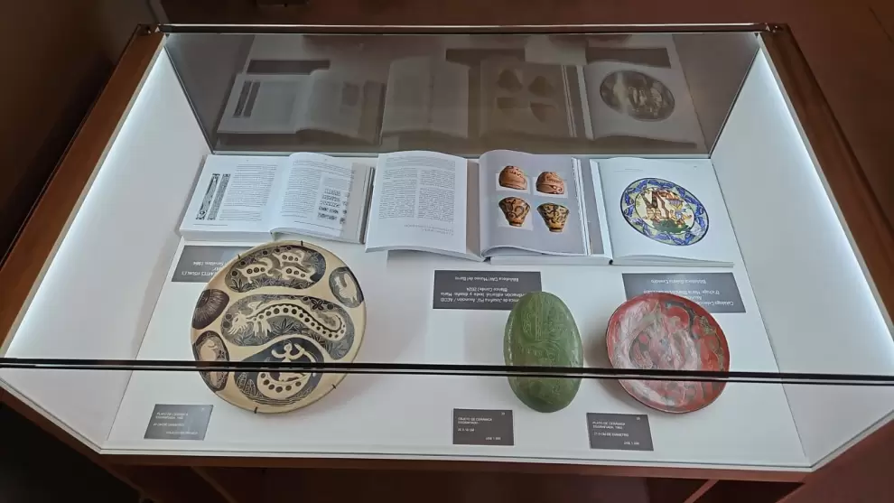 Vitrina con cerámicas de Josefina Plá y los catálogos del museo expuestos en la Galería Exaedro, 2025.