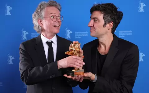 El director alem�n Ilker Catak (derecha) y el productor alem�n Ingo Fliess posan durante una sesi�n fotogr�fica tras ganar el Oso de Oro.