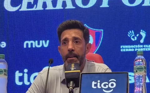 Jorge Bava, entrenador de Cerro Porte�o.