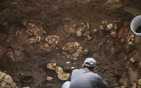 Un arque�logo trabaja en el interior de una tumba prehisp�nica de aproximadamente 1.200 a�os de antig�edad.