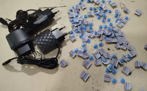 Pastillas azules y cargadores.