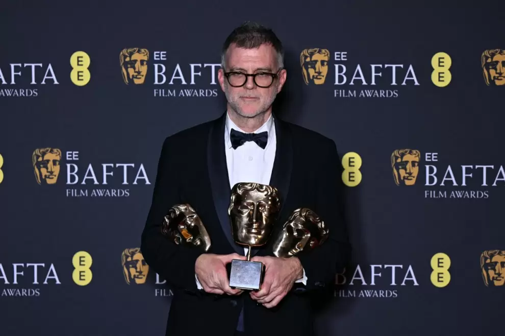 El director de cine estadounidense Paul Thomas Anderson posa con el premio a la mejor pel�cula por "Una batalla tras otra". (Foto: Justin Tallis / AFP