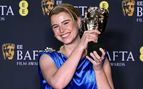 La actriz irlandesa Jessie Buckley posa con el premio a la mejor actriz protagonista por la pel�cula "Hamnet".