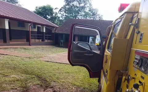 Tras la fuga de gas en la escuela en San Rafael del Paran�, se evacu� r�pidamente el lugar y los bomberos empezar a trabajar en el lugar.