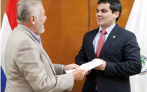 Dr. Jorge Br�tez, titular del IPS junto a Jos� Maldonado, director jur�dico del ente.