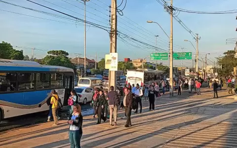 Reguladas: pasajeros denuncian largas esperas de los buses de transporte p�blicos.