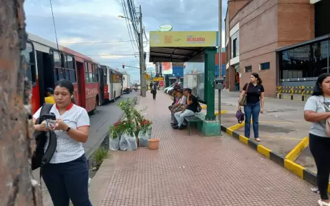 Pasajeros fueron v�ctimas del paro de buses durante este fin de semana.