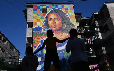 Ni�os observan un mural elaborado con tapitas de pl�stico por el artista venezolano Oscar Olivares.