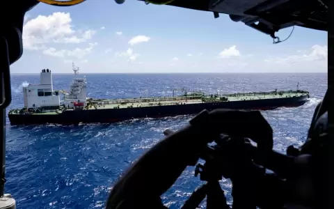 EEUU intercepta otro petrolero en el �ndico por violar el veto al crudo del Caribe.