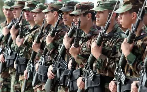 Militares.
