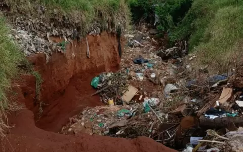 Pobladores del barrio Ypati denuncian el abandono de las calles y el peligro constante que generan los raudales, especialmente en d�as de lluvia.