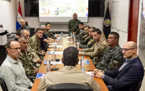 Santiago Pe�a con la alta plana militar.