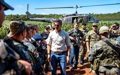 Santiago Pe�a con militares.