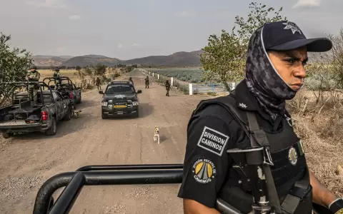 Agentes de polic�a pasan por un puesto de control militar mexicano en Naranjo de Chila, M�xico, la ciudad natal de El Mencho. Foto:Daniel Berehu/NYT.